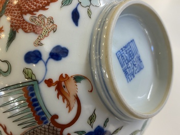 Bol en porcelaine de Chine wucai &agrave; d&eacute;cor de dragons, marque et &eacute;poque de Daoguang