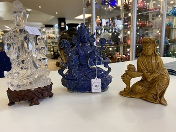 Een Chinese sculptuur van Boeddha in lapis lazuli en twee Guanyin in bergkristal en zeepsteen, 19/20e eeuw