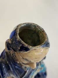 Paire d'aigui&egrave;res couvertes en porcelaine de Chine de type fahua en forme de marchands sogdiens, 17&egrave;me