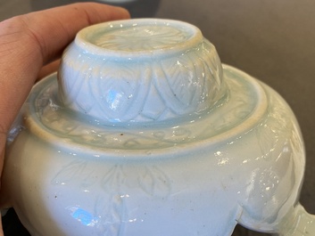 Un vase couvert en porcelaine de Chine qingbai et un bol sur support, Song ou post&eacute;rieur