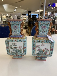 Paire de vases en porcelaine de Chine famille rose &agrave; fond turquoise, marque de Qianlong, 19/20&egrave;me
