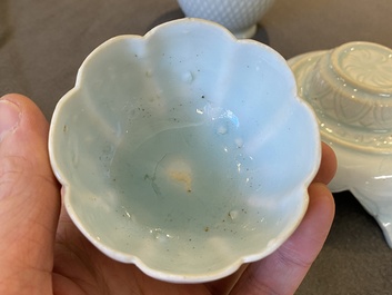 Un vase couvert en porcelaine de Chine qingbai et un bol sur support, Song ou post&eacute;rieur