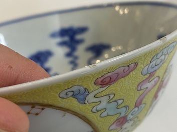 Trois bols en porcelaine de Chine famille rose &agrave; fond jaune sgraffito, marque et probablement &eacute;poque de Daoguang
