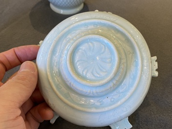 Un vase couvert en porcelaine de Chine qingbai et un bol sur support, Song ou post&eacute;rieur