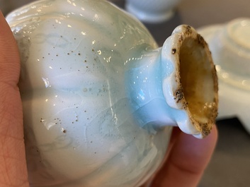 Un vase couvert en porcelaine de Chine qingbai et un bol sur support, Song ou post&eacute;rieur