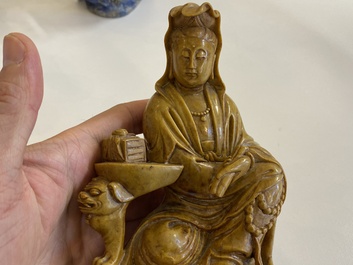 Een Chinese sculptuur van Boeddha in lapis lazuli en twee Guanyin in bergkristal en zeepsteen, 19/20e eeuw