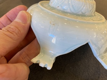 Un vase couvert en porcelaine de Chine qingbai et un bol sur support, Song ou post&eacute;rieur