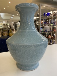 Vase de forme 'hu' en porcelaine de Chine &agrave; &eacute;mail clair de lune monochrome &agrave; d&eacute;cor de rinceaux de lotus, marque de Qianlong mais probablement post&eacute;r.