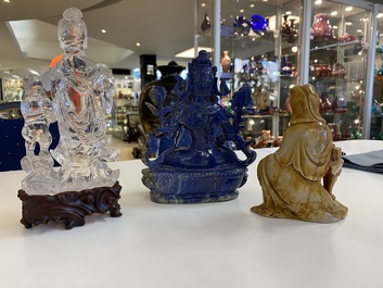 Een Chinese sculptuur van Boeddha in lapis lazuli en twee Guanyin in bergkristal en zeepsteen, 19/20e eeuw