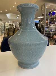 Vase de forme 'hu' en porcelaine de Chine &agrave; &eacute;mail clair de lune monochrome &agrave; d&eacute;cor de rinceaux de lotus, marque de Qianlong mais probablement post&eacute;r.