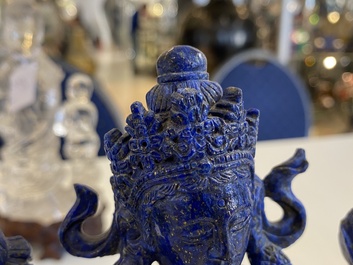 Een Chinese sculptuur van Boeddha in lapis lazuli en twee Guanyin in bergkristal en zeepsteen, 19/20e eeuw