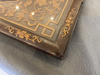 Relief en pierre &agrave; savon &agrave; d&eacute;cor de lettr&eacute;s dans un cadre en bois finement incrust&eacute;, Chine, 19&egrave;me