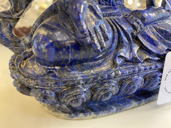 Een Chinese sculptuur van Boeddha in lapis lazuli en twee Guanyin in bergkristal en zeepsteen, 19/20e eeuw