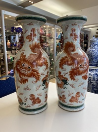 Paire de vases en porcelaine de Chine &agrave; d&eacute;cor polychrome de lions bouddhistes, 19&egrave;me