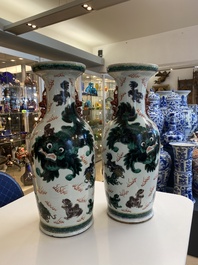 Een paar Chinese vazen met polychroom decor van boeddhistische leeuwen, 19e eeuw