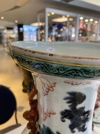 Een paar Chinese vazen met polychroom decor van boeddhistische leeuwen, 19e eeuw