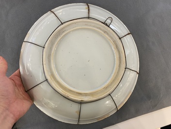 Rare plat en porcelaine de Chine wucai &agrave; d&eacute;cor d'un coq, &eacute;poque Transition