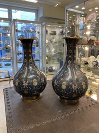 Paire de grands vases de forme bouteille en &eacute;maux cloisonn&eacute;s &agrave; d&eacute;cor de chauve-souris et caract&egrave;res shou, Chine, 19&egrave;me