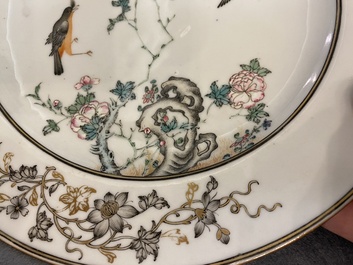Paire d'assiettes en porcelaine de Chine famille rose et grisaille &agrave; d&eacute;cor d'oiseaux parmi des branches fleuries, Yongzheng/Qianlong