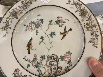 Paire d'assiettes en porcelaine de Chine famille rose et grisaille &agrave; d&eacute;cor d'oiseaux parmi des branches fleuries, Yongzheng/Qianlong