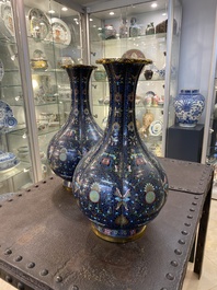 Paire de grands vases de forme bouteille en &eacute;maux cloisonn&eacute;s &agrave; d&eacute;cor de chauve-souris et caract&egrave;res shou, Chine, 19&egrave;me