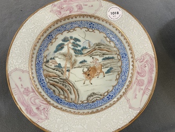 Paire d'assiettes en porcelaine de Chine famille rose &agrave; d&eacute;cor d'un gar&ccedil;on sur un buffle, Yongzheng/Qianlong