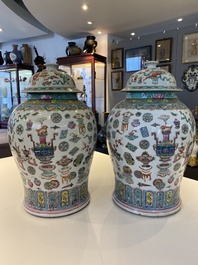 Paire de vases couverts en porcelaine de Chine famille rose &agrave; d&eacute;cor d'antiquit&eacute;s, 19&egrave;me