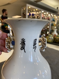 Deux vases et un porte-chapeau en porcelaine de Chine qianjiang cai, 19/20&egrave;me