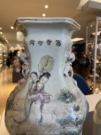 Deux vases et un porte-chapeau en porcelaine de Chine qianjiang cai, 19/20&egrave;me