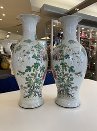 Een paar Chinese famille rose vazen met floraal decor, Qianlong merk, 19/20e eeuw