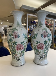 Paire de vases en porcelaine de Chine famille rose &agrave; d&eacute;cor floral, marque de Qianlong, 19/20&egrave;me