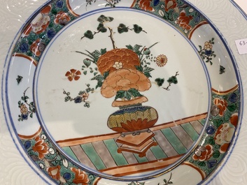 Paire de plats en porcelaine de Chine famille verte aux bordures &agrave; d&eacute;cor incis&eacute;, Kangxi