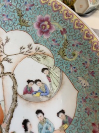 Een Chinese famille rose schotel met figuren in een tuin, Qianlong merk, Republiek
