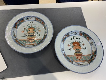 A pair of Chinese famille verte dishes with underglaze border design, Kangxi