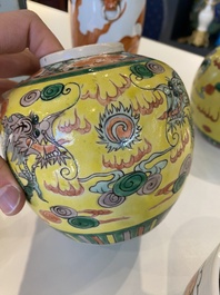 Une paire de pots couverts aux dragons, un vase aux poissons rouges et un porte-chapeau en qianjiang cai, Chine, 19/20&egrave;me