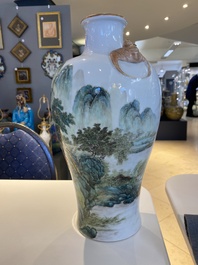 Vase de forme 'meiping' en porcelaine de Chine famille verte, R&eacute;publique