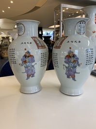 Paire de vases en porcelaine de Chine famille rose &agrave; d&eacute;cor Wu Shuang Pu, marque de Qianlong, R&eacute;publique