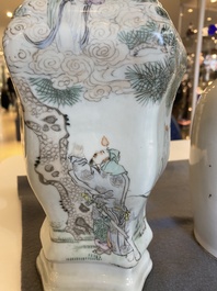 Deux vases et un porte-chapeau en porcelaine de Chine qianjiang cai, 19/20&egrave;me