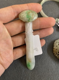 Een Chinese jade armband, een miniatuur ruyi haarspeld en een opengewerkte riemgesp, 19/20e eeuw