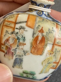 Deux tabati&egrave;res en porcelaine de Chine famille rose, marque de Qianlong et Jiaqing, 19&egrave;me