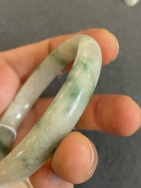 Een Chinese jade armband, een miniatuur ruyi haarspeld en een opengewerkte riemgesp, 19/20e eeuw