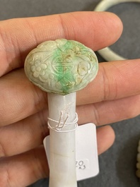 Een Chinese jade armband, een miniatuur ruyi haarspeld en een opengewerkte riemgesp, 19/20e eeuw