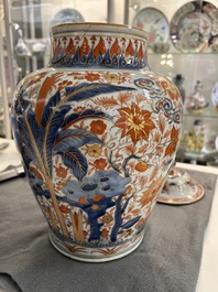 Vase couvert en porcelaine de Chine en bleu et blanc surd&eacute;cor&eacute; aux Pays-Bas de type 'Amsterdams Bont', Kangxi