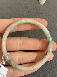 A Chinese jade bangle, a miniature ruyi hairpin and a reticulated belt buckle, 19/20th C.