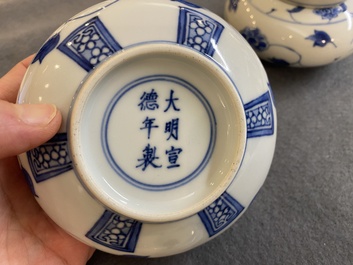 Een paar Chinese blauw-witte dekselvaasjes op houten sokkels, Xuande merk, 19/20e eeuw