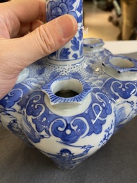 Paire de tulipi&egrave;res en porcelaine de Chine en bleu et blanc, 19&egrave;me