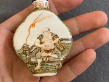 Nine Chinese porcelain snuff bottles, 19/20th C.