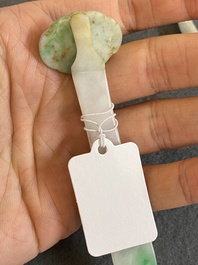 Een Chinese jade armband, een miniatuur ruyi haarspeld en een opengewerkte riemgesp, 19/20e eeuw