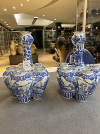 Paire de tulipi&egrave;res en porcelaine de Chine en bleu et blanc, 19&egrave;me