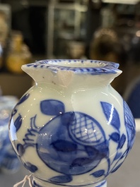 Paire de tulipi&egrave;res en porcelaine de Chine en bleu et blanc, 19&egrave;me